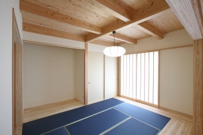 個性的なブルーの和紙畳はインパクト大。