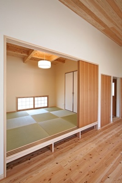 リビングの横にある和室は床を一段高くし、下には引き出し収納をつくりました。
