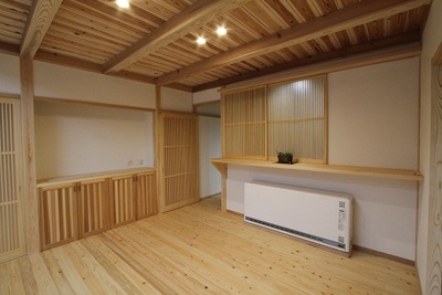 ダイニング。キッチン前の講師の建具は開けると尾広々と下空間に。閉めるとキッチンの目隠しになります。