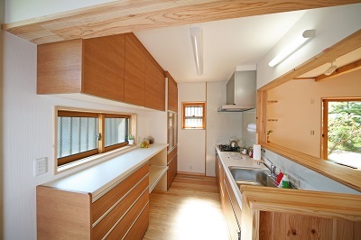 2人立っても余裕の広さ。
暗くなりがちなキッチンは背後の壁に採光用の窓を。