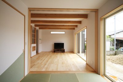 和室の三枚引き戸を全開放にすると、ひと続きの大空間としても使えます