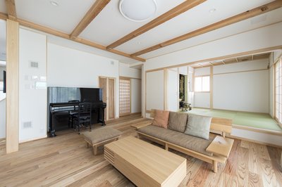 リビングと小上がりの和室が繋がった空間。家族みんなで団らんできる。