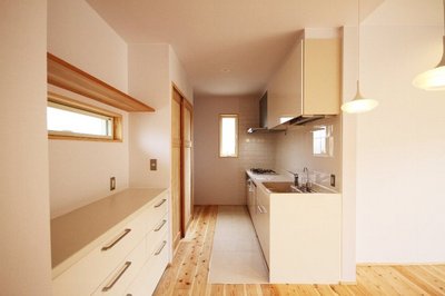 キッチン足元は水ハネも気にならない、タイル貼り。 キッチン足元は水ハネも気にならない、タイル貼り。