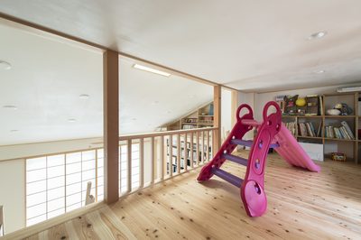 リビングから上がれるロフトは子供の遊び場として。