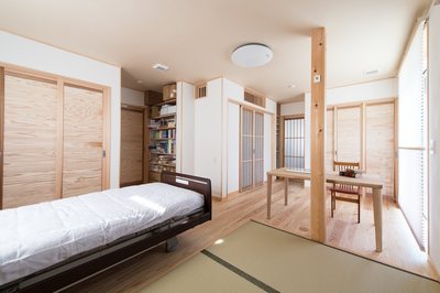 奥様の寝室には、体操ができるスペースを。