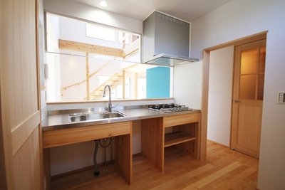 キッチン足元は収納をつくらず、市販の収納を活用して使いやすいキッチンへと完成します キッチン足元は収納をつくらず、市販の収納を活用して使いやすいキッチンへと完成します