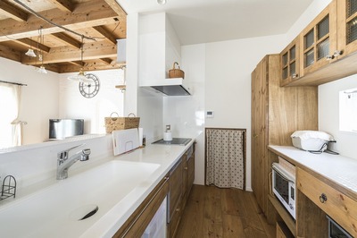 木の風合いが素敵なキッチン