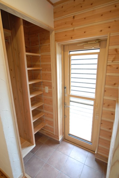 勝手口にもたっぷりの収納を設けました。