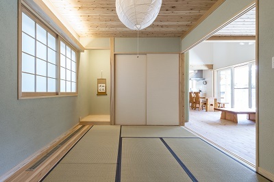 リビングに隣接する和室には、茶道を嗜む奥さまの希望で炉を設置。 リビングに隣接する和室には、茶道を嗜む奥さまの希望で炉を設置。