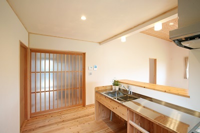 ＬＤＫに入る入口には一間間口のオリジナル建具を設置。デザインもスッキリと。