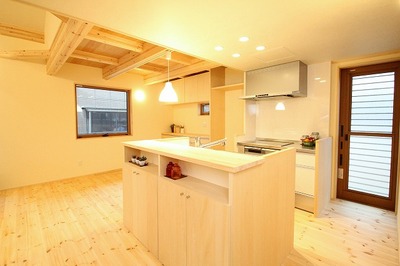 小さなお子様の動きを見守ることのできるアイランドキッチン。