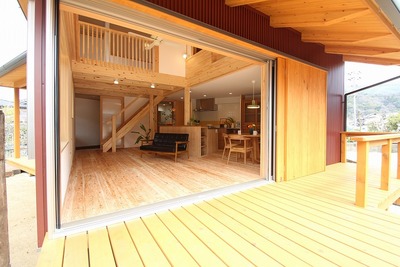 リビングとサンデッキがつながる。