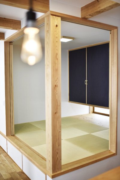 リビング横の和室。小上がりなのでちょっと腰をかけたりするのも便利。