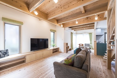 窓際につくり付けたテレビボードは無節の杉材でつくっているのでデザインもスッキリ。収納力も抜群。