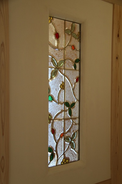 お施主様支給のステンドグラス。壁に埋め込んだり、建具に埋め込んだり色々出来ます
