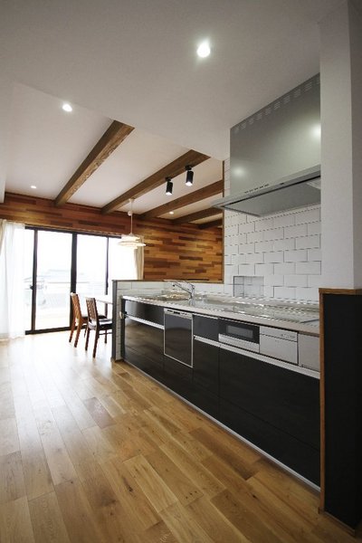 コンロ背面は黒系の室内に映える白のタイル貼り コンロ背面は黒系の室内に映える白のタイル貼り