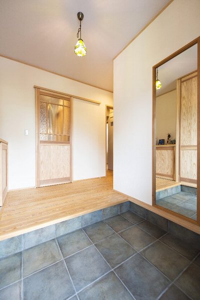 清々しさを感じられるスッキリとした玄関。ディスプレイカウンターも兼ねたシューズクロークも造作。 清々しさを感じられるスッキリとした玄関。ディスプレイカウンターも兼ねたシューズクロークも造作。