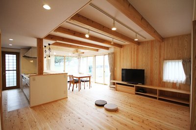リビングの壁は一部杉板貼りに。調湿効果もあり、爽やかな空気を保ってくれるので心地よいリビングタイムを過ごせます。