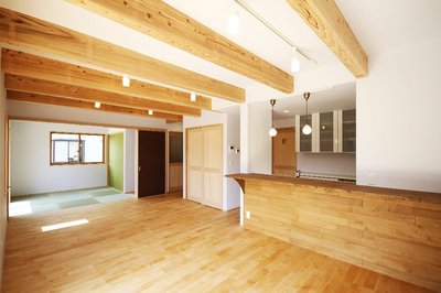 木のぬくもりたっぷりの室内。