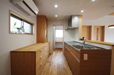 収納上部は作業台としても使える高さで造作 収納上部は作業台としても使える高さで造作