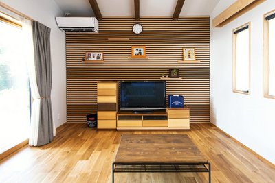 テレビ背面の壁は棚を差し込むことで、様々なアレンジが可能です。