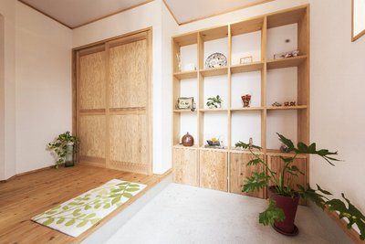 殺風景になりがちな玄関に彩りを添える飾り棚。玄関土間はビー玉を埋め込み、昔懐かしい雰囲気に仕上がりました。