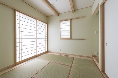 リビングから繫がる落ち着いた雰囲気の和室。 リビングから繫がる落ち着いた雰囲気の和室。