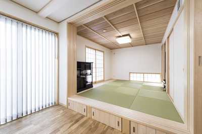 座って団欒できる小上がりの畳スペース。