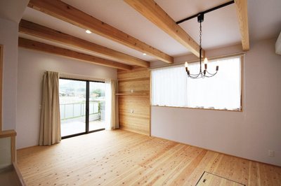 リビング壁の一部を無垢材張りにし、調湿機能で四季を通じて快適な部屋にしてくれます。