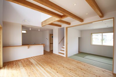 LDK＋和室。リビングと和室は三枚引き戸で仕切り、全開放にするとひと続きの大空間としても使えます。