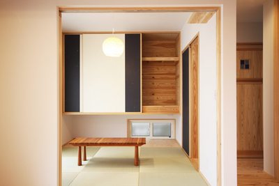 和室。吊り収納に、地窓を設けて、風も抜ける空間です。