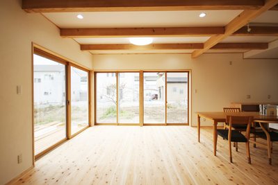 コーナー窓からたくさんの光と風が入る明るいリビング