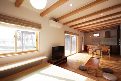 無垢の天井梁が美しいＬＤＫ