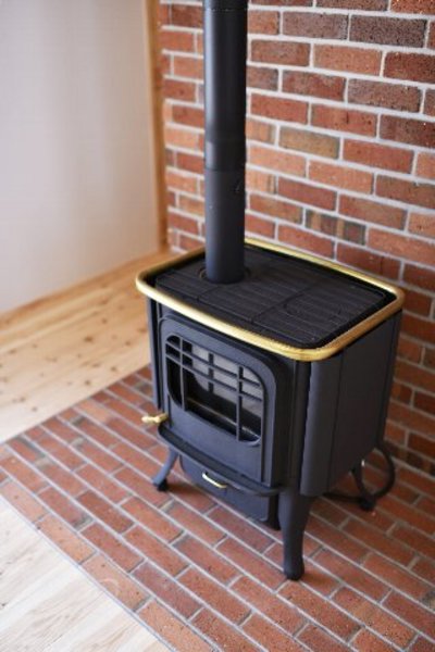 煙突式の石油ストーブは冬の時期に大活躍です。