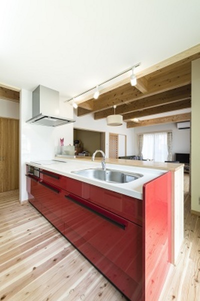 真っ赤なキッチンは奥さまのリクエスト。ご夫婦で立ってもゆとりがある広々キッチン。