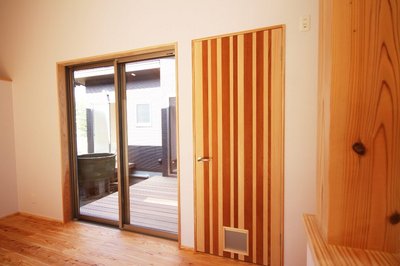 猫も自由に行き来できるように、ドアにはネコ専用の通り道も造作しました。