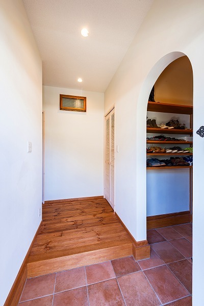 アーチを施した1坪サイズの大容量シューズインクローゼット。
隣にも収納を確保。 アーチを施した1坪サイズの大容量シューズインクローゼット。
隣にも収納を確保。