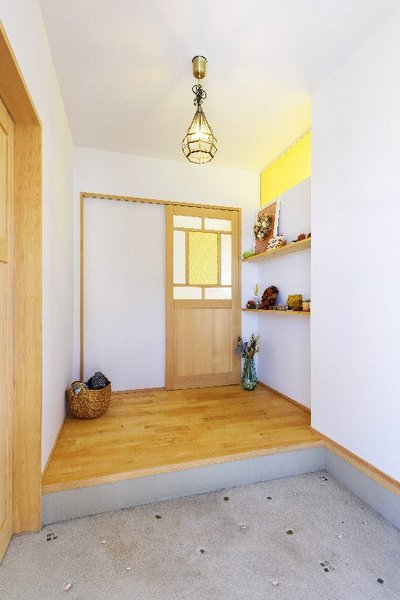 左手にベビーカーも収納できる大きなシューズクロークがあります。