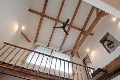 リビングから上階を見上げる。梁も桁も手すりも全てシックな色に統一され、落ち着いた雰囲気を醸し出している。