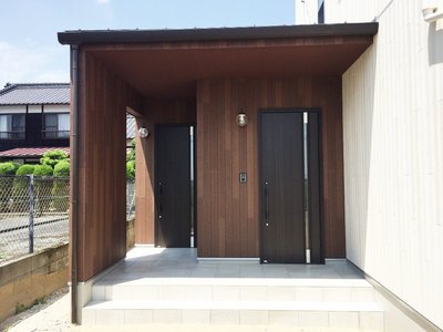 玄関は2つ造り、二世帯同居で使いわけるスタイルです。