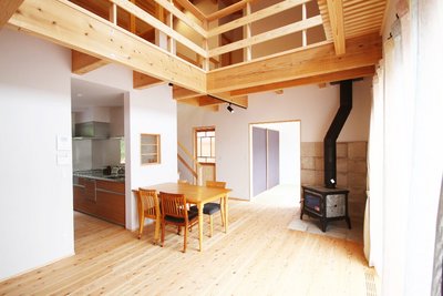 高い蓄熱性と長い放熱性など、外観、性能とも石だけが持つ魅力の石の薪ストーブで、二階まで暖めます