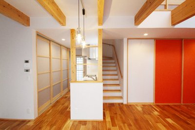 キッチン背面はすっきりと片付く収納