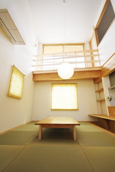 吹抜けからたくさんの光が入るダイニング 吹抜けからたくさんの光が入るダイニング