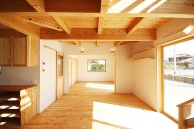 心地よい光に満たされるリビング