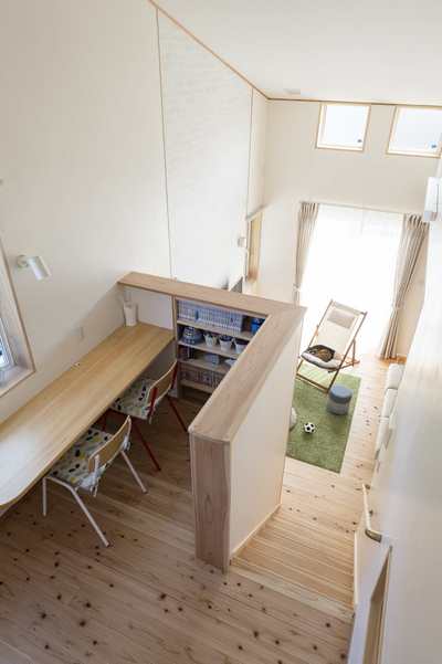 スキップフロアの勉強スペース。