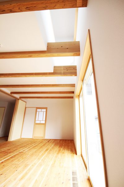 決して広くはない吹抜けですが、たくさんの光と風を取り込みます 決して広くはない吹抜けですが、たくさんの光と風を取り込みます