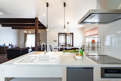 オリジナルキッチン。清潔感がある白いタイルに人工大理石の広々シンク、食洗器、IHと換気扇が自由に組み合わせが出来て、扉のデザインや棚一枚の高さなども細かく設定出来ます。