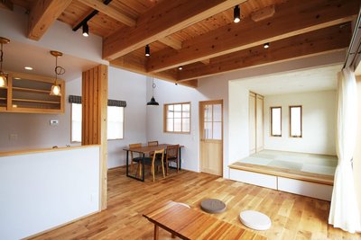 昼間はたっぷりの光が満ち溢れるLDK