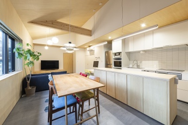 造作のキッチンカウンターの横にはPCスペースを確保。