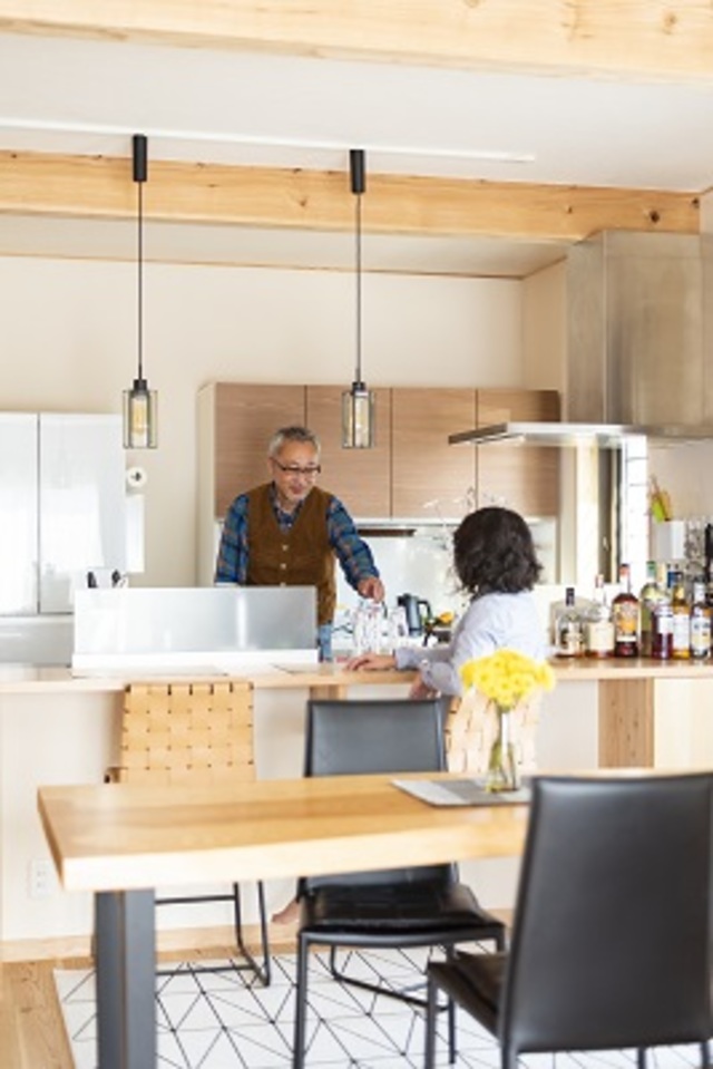 お気に入りの色のキッチン。旦那様と奥様がふたりでお料理が楽しめ、キッチンカウンターでお酒も楽しめます。